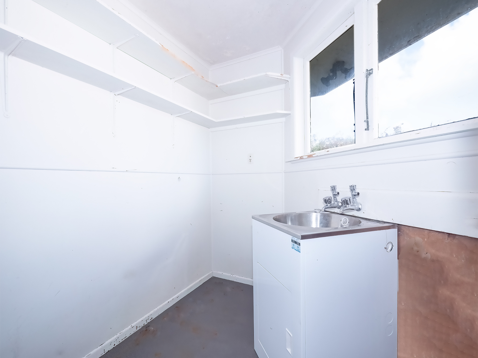 New Roof - Polished Floors - 1,002m² Freehold
